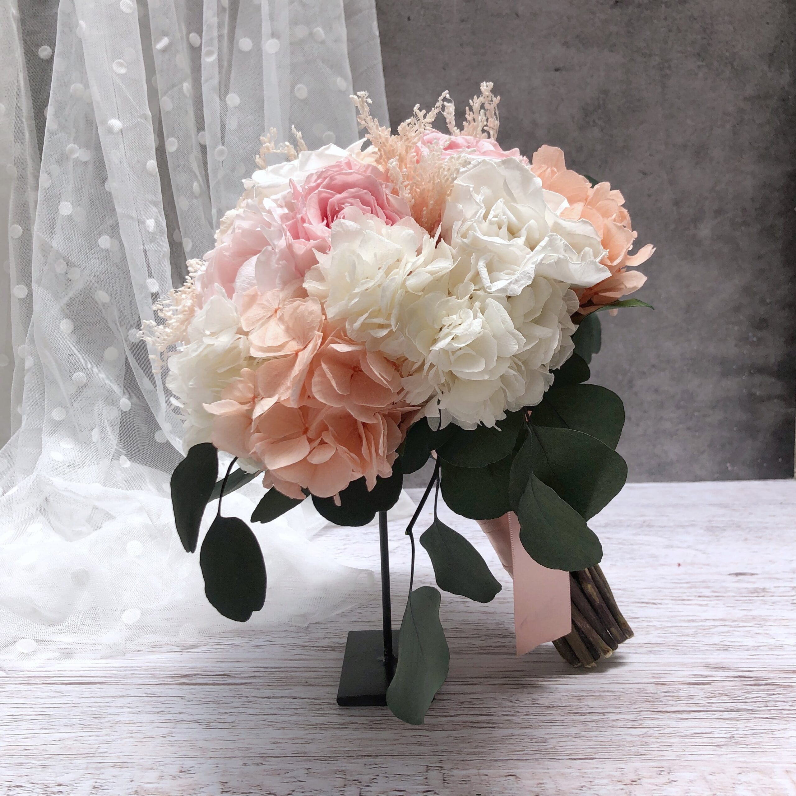 Aitana- Ramo flores preservadas en tono light peach , rosa y blanco