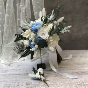 Sofía- Ramo flores preservadas con botonier en tonos azul celeste y blanco
